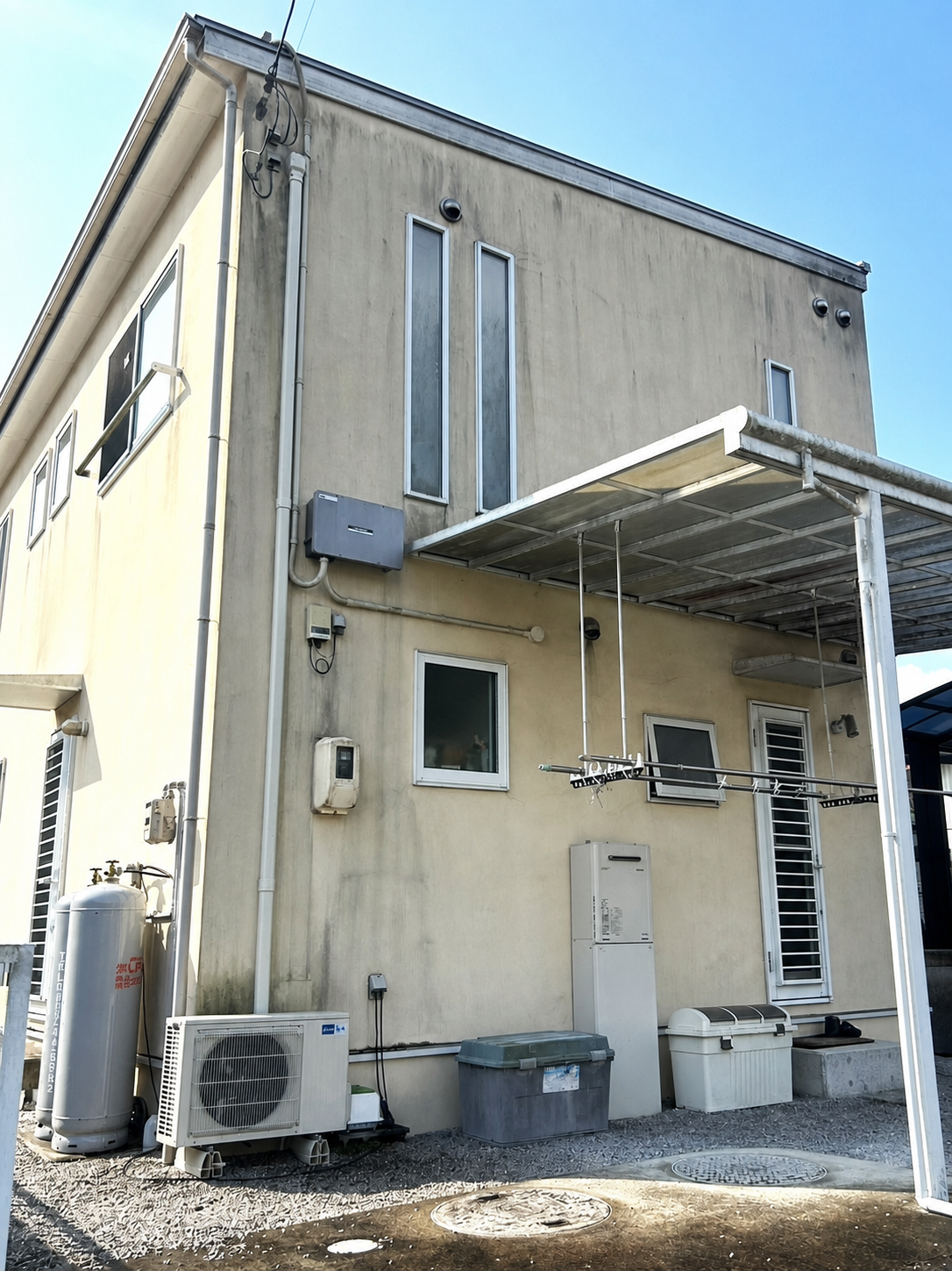FRS工法の参考例。施工前の外壁に見られる黒ずみ
